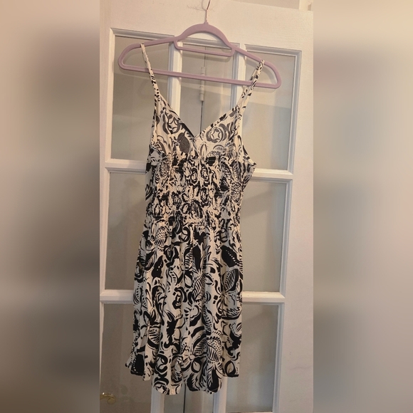 Elegant Black & Cream Floral Romper With Pockets - Picture 5 of 6